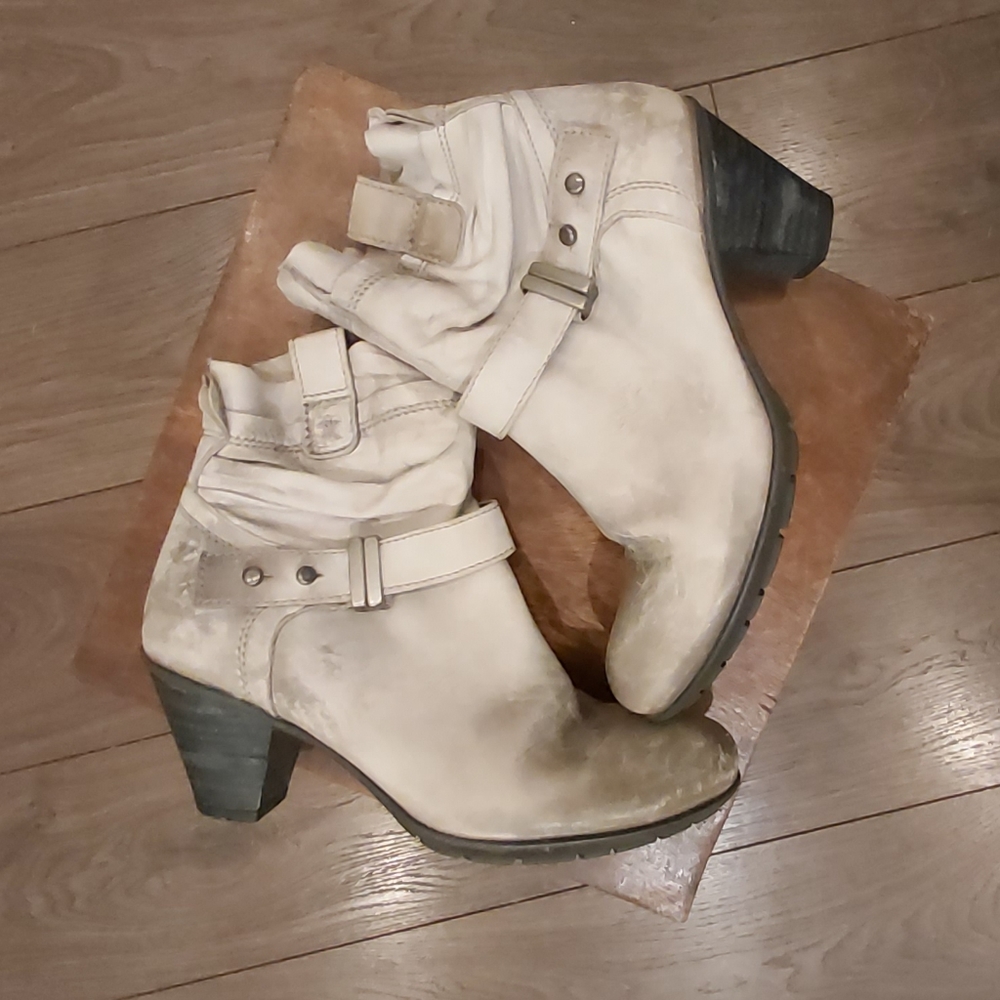MJUS heeled distressed booties